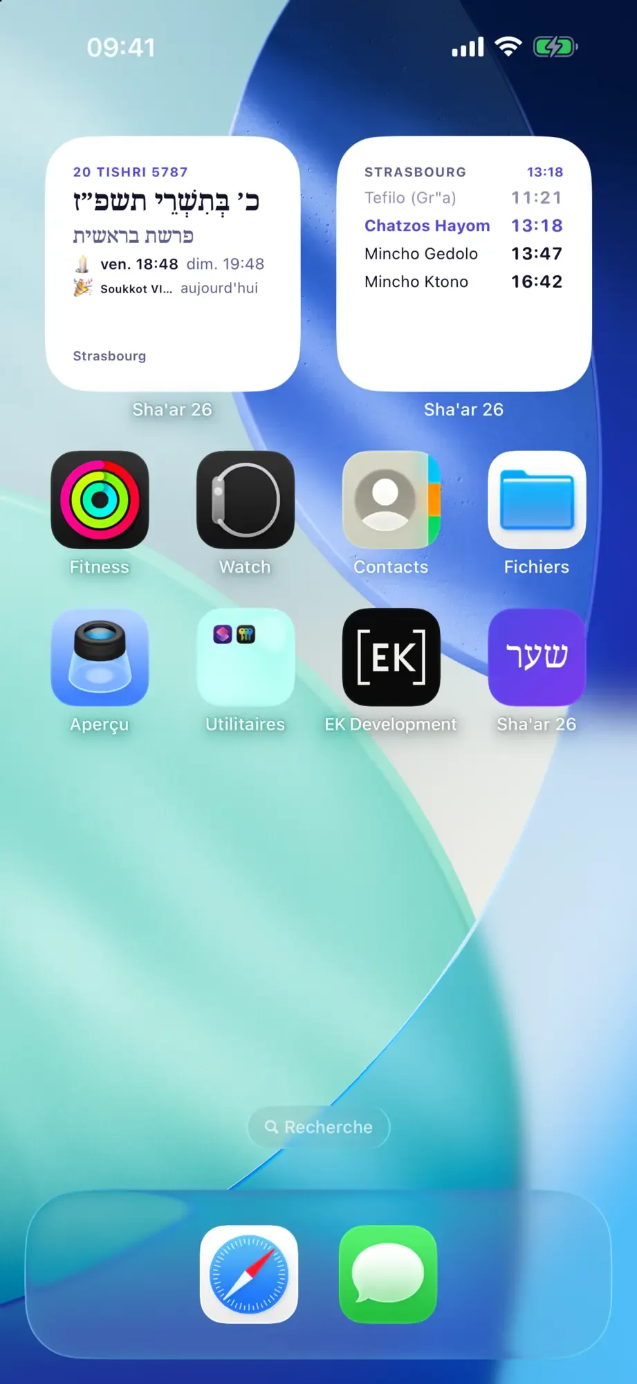Écran d'accueil de l'iPhone avec deux widgets Sha'ar 26 : date hébraïque et paracha, et horaires du jour à Strasbourg.